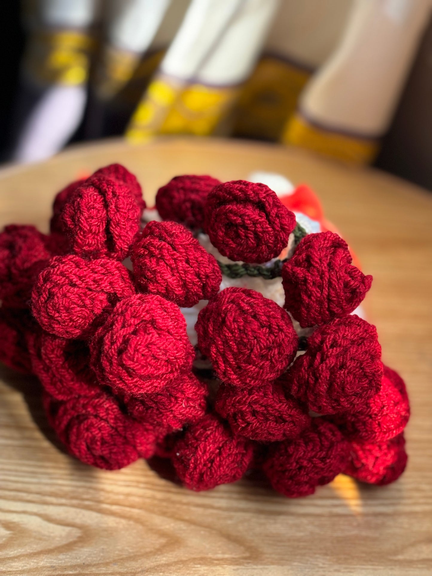 Crochet table placement x rose bouquet