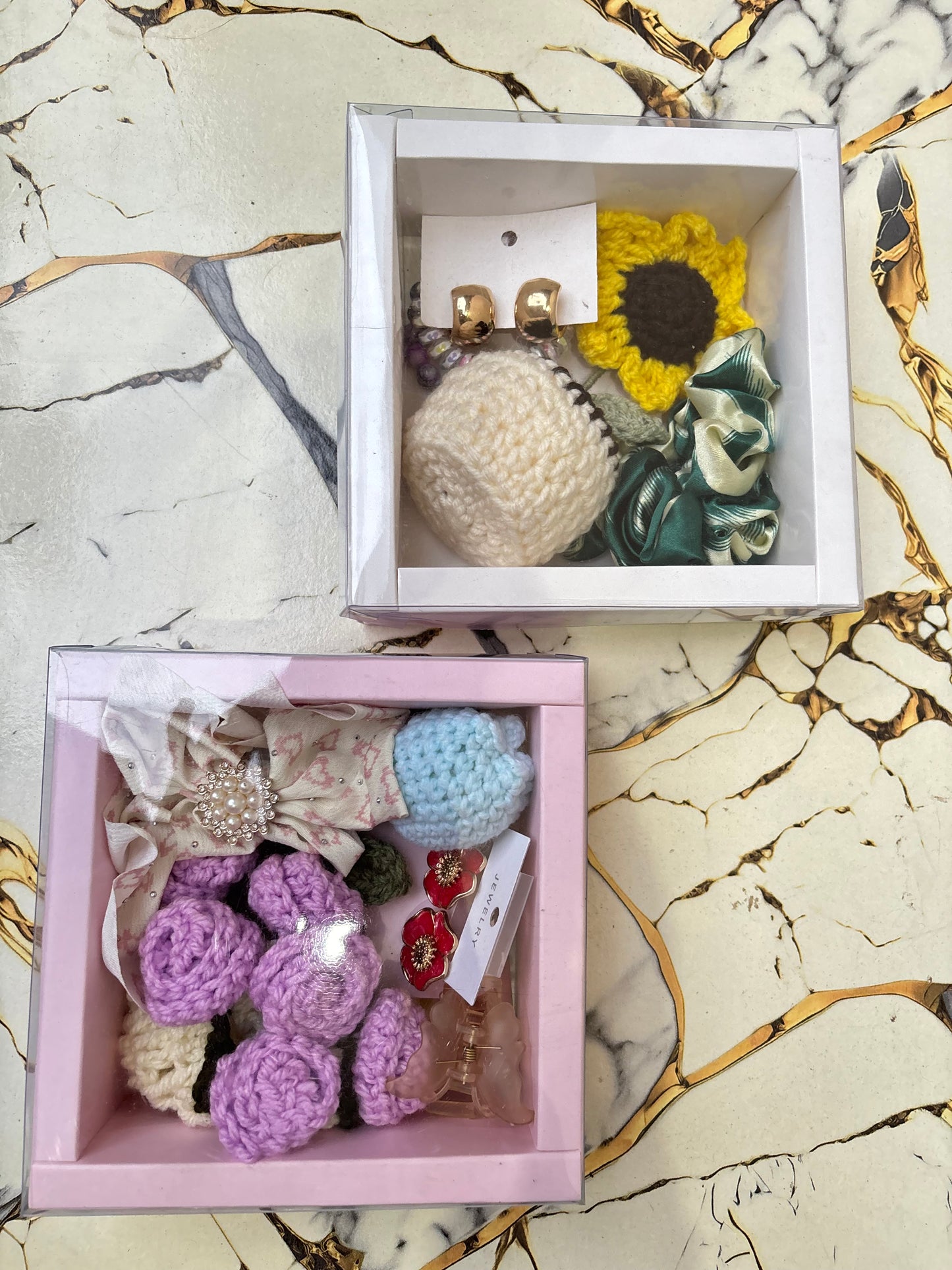 Gift box (All will be of random colour)