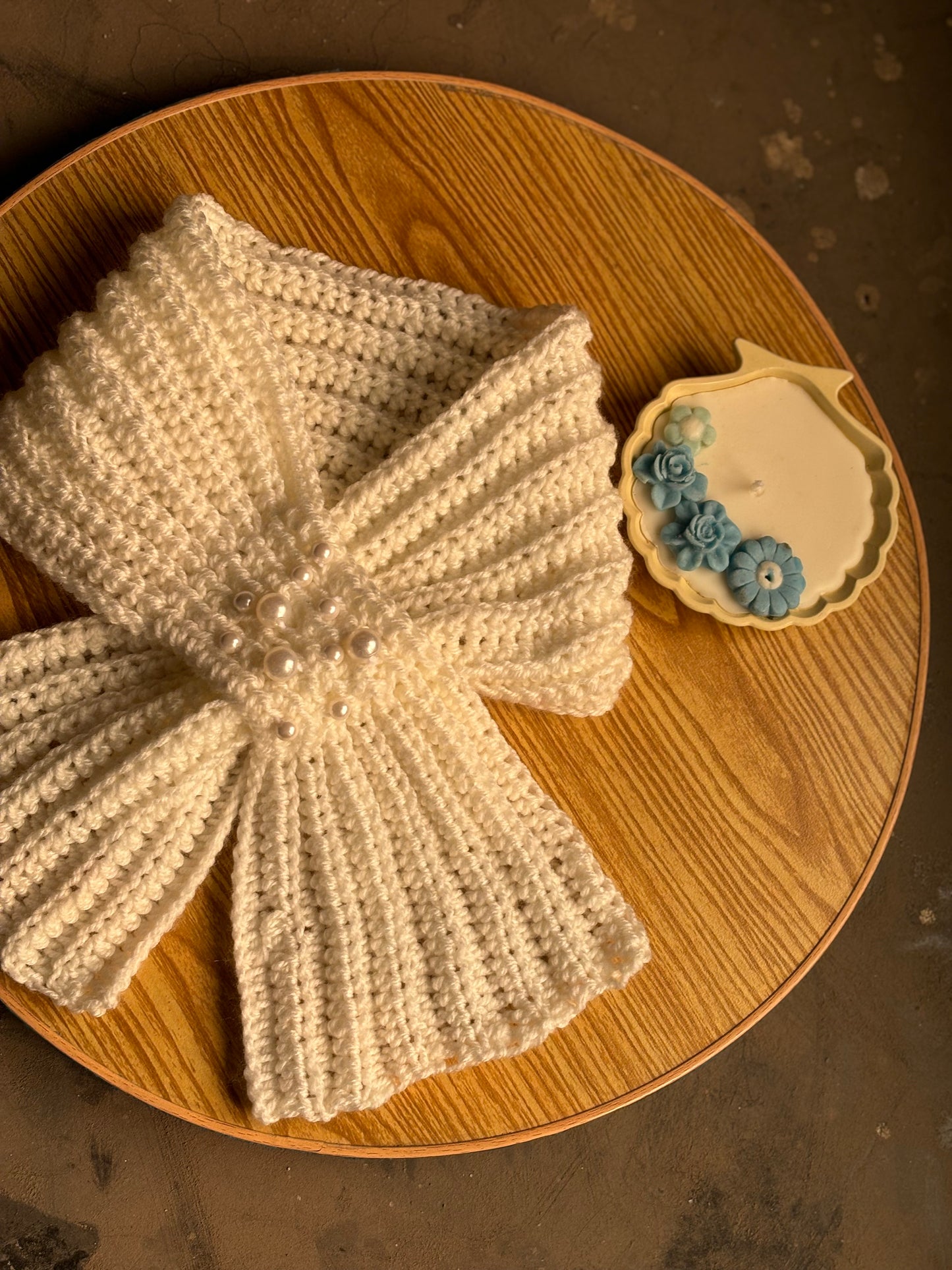 Crochet bow muffler embellished with pearls