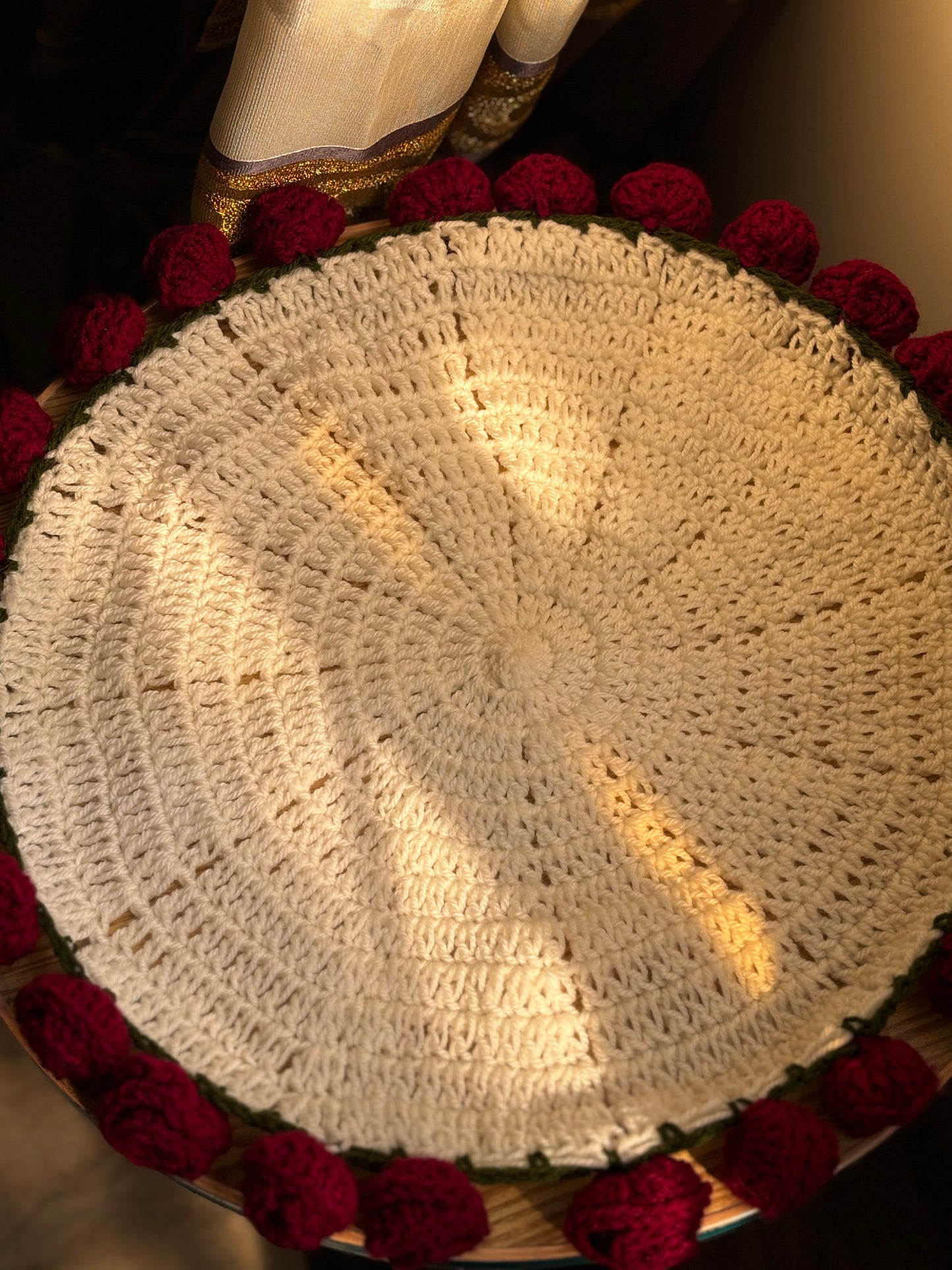 Crochet table placement x rose bouquet