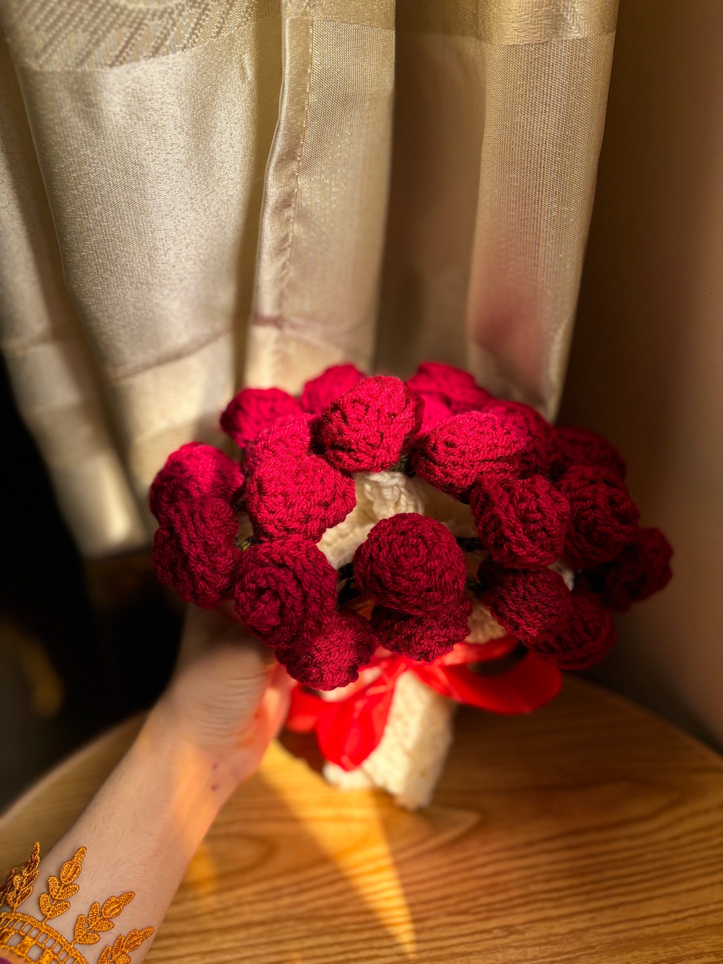 Crochet table placement x rose bouquet