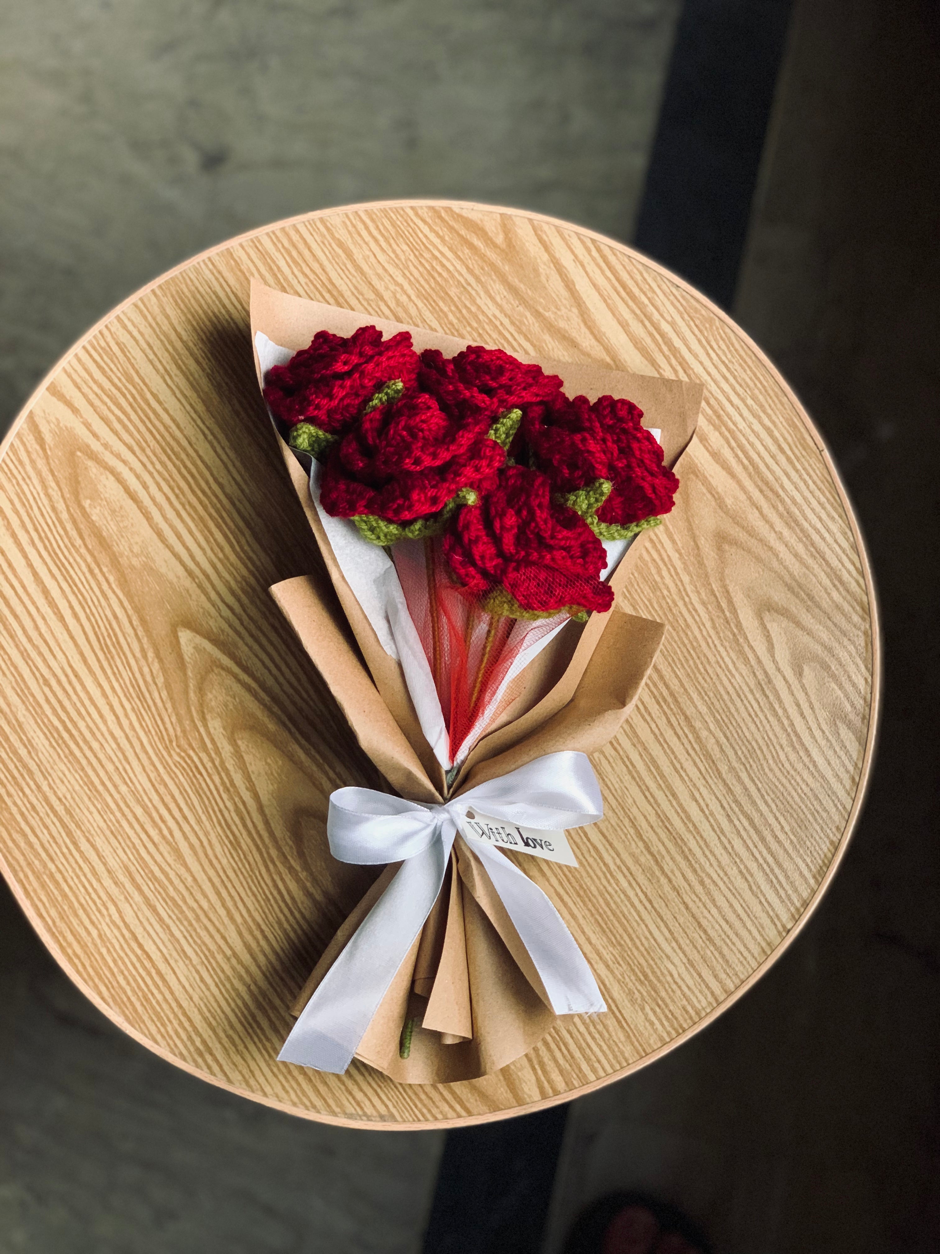 Crochet roses bouquet with khaaki wrapping – Sksparkels