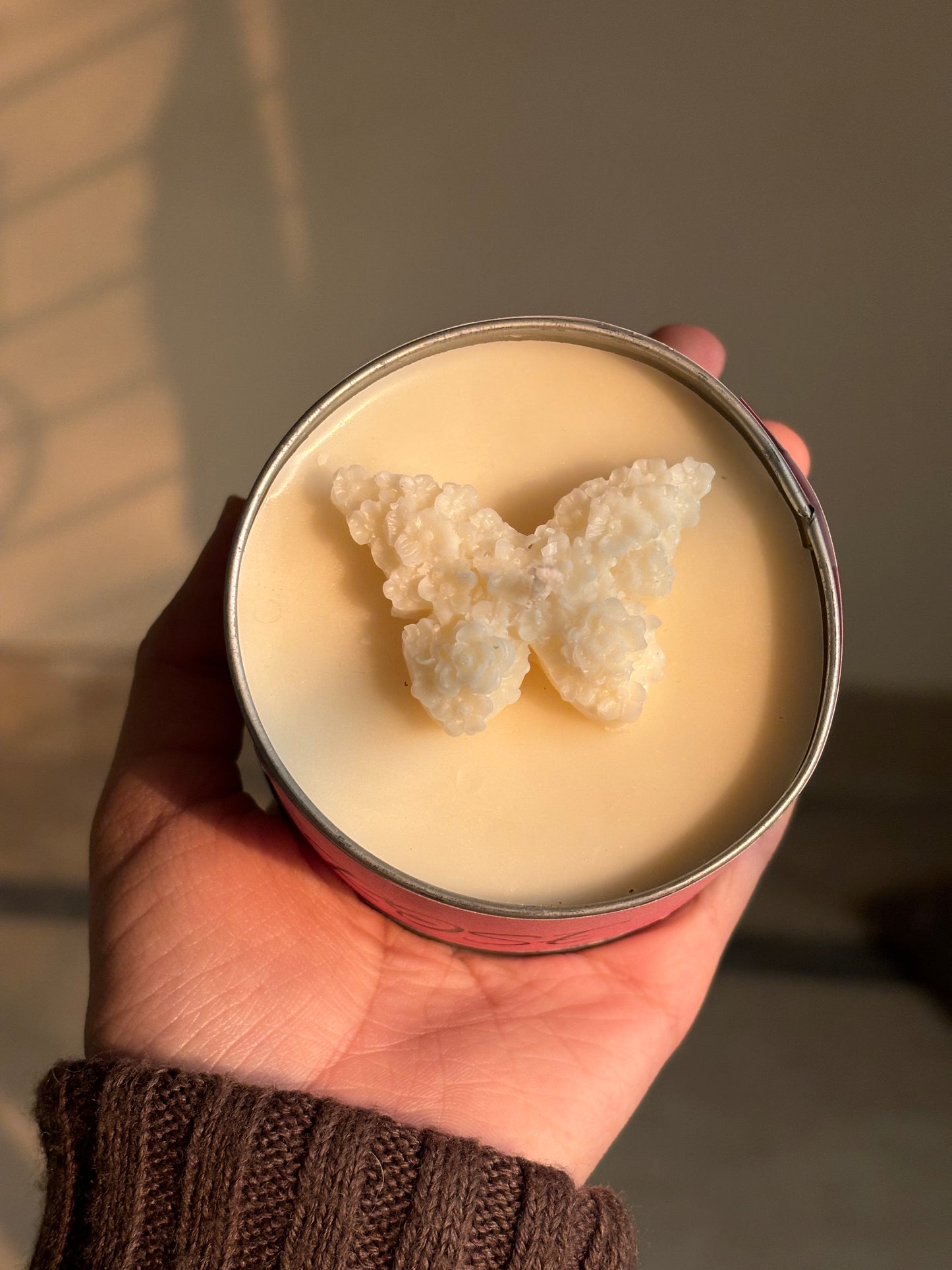 Scented tin candle decorated with butterfly or small flowers/ random scent