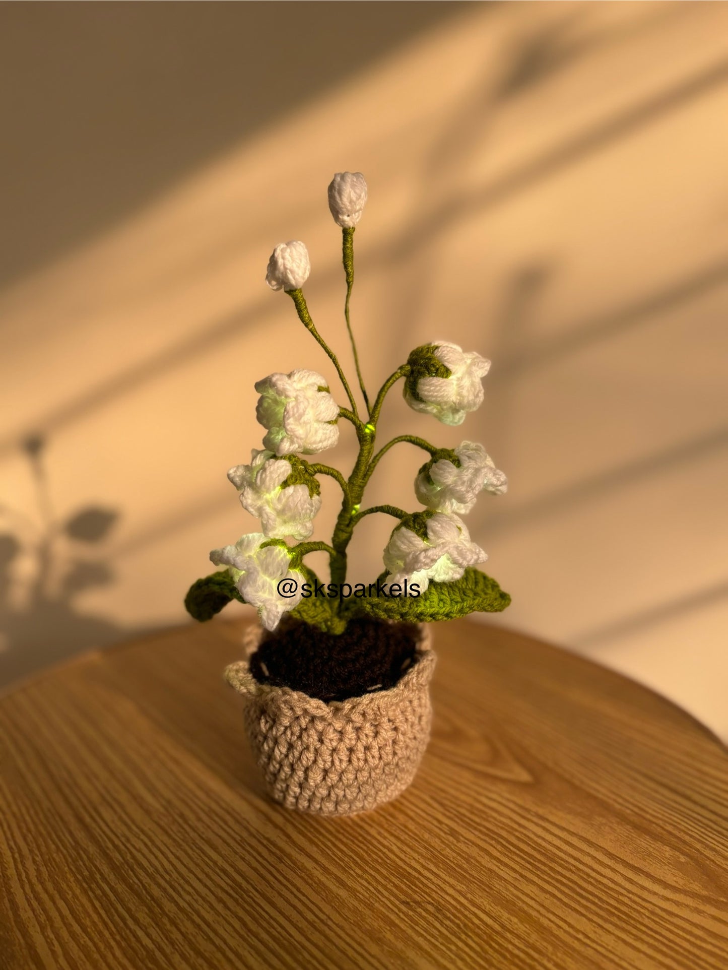 Crochet light up lily of the valley pot