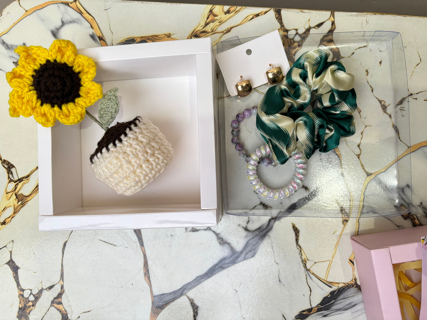 Gift box (All will be of random colour)