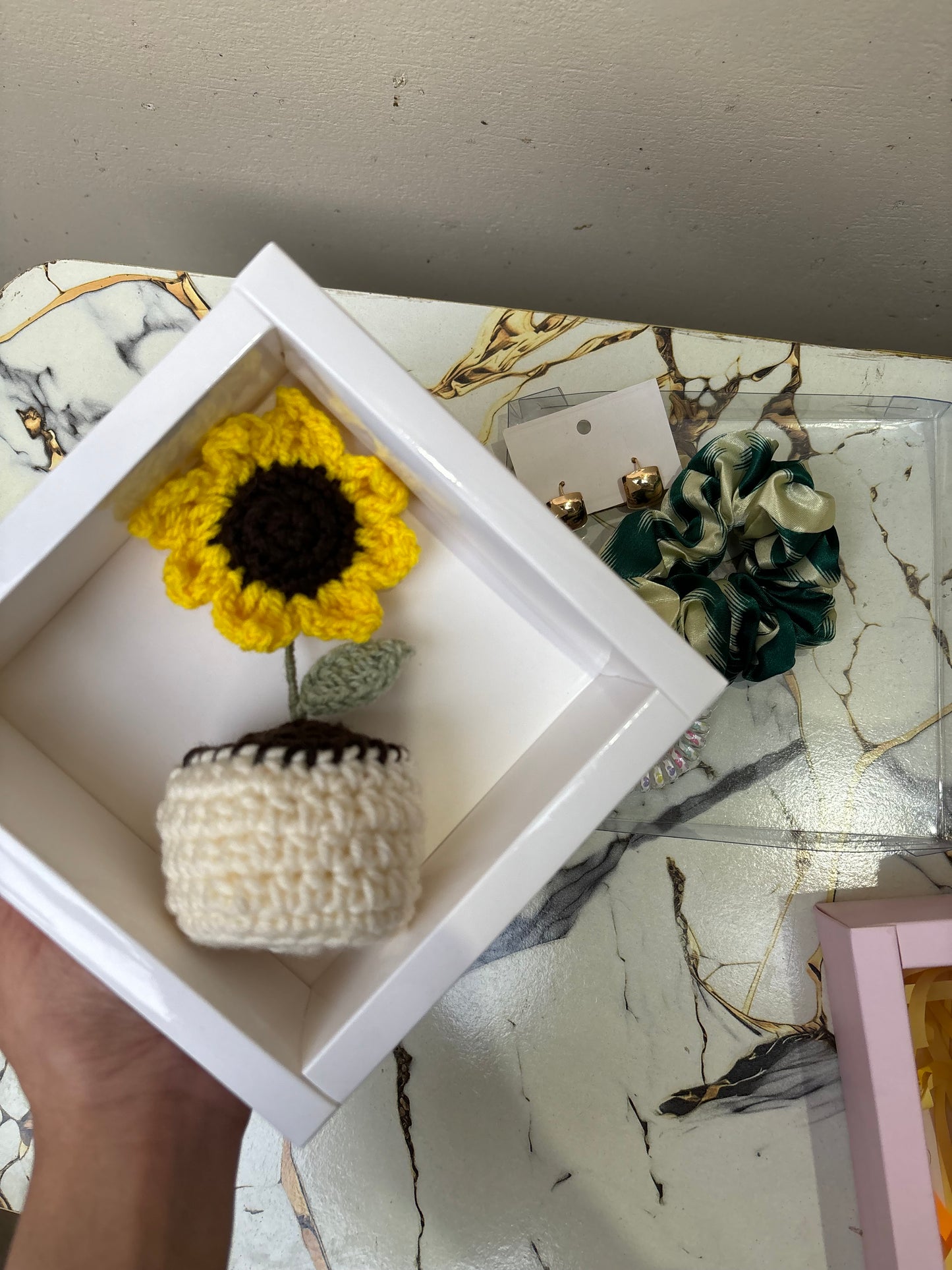 Gift box (All will be of random colour)