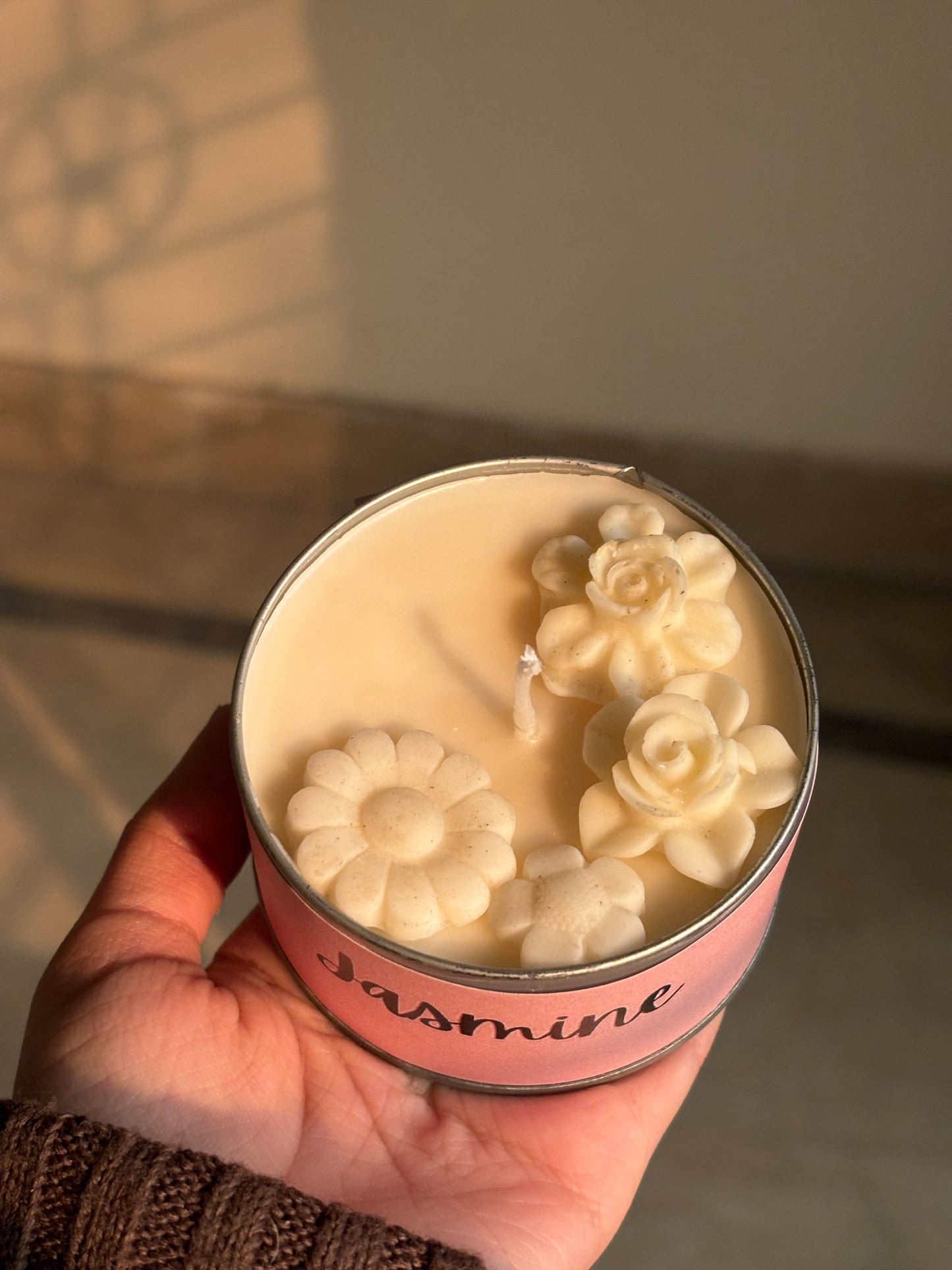 Scented tin candle decorated with butterfly or small flowers/ random scent